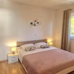 Elza * 特罗吉尔
